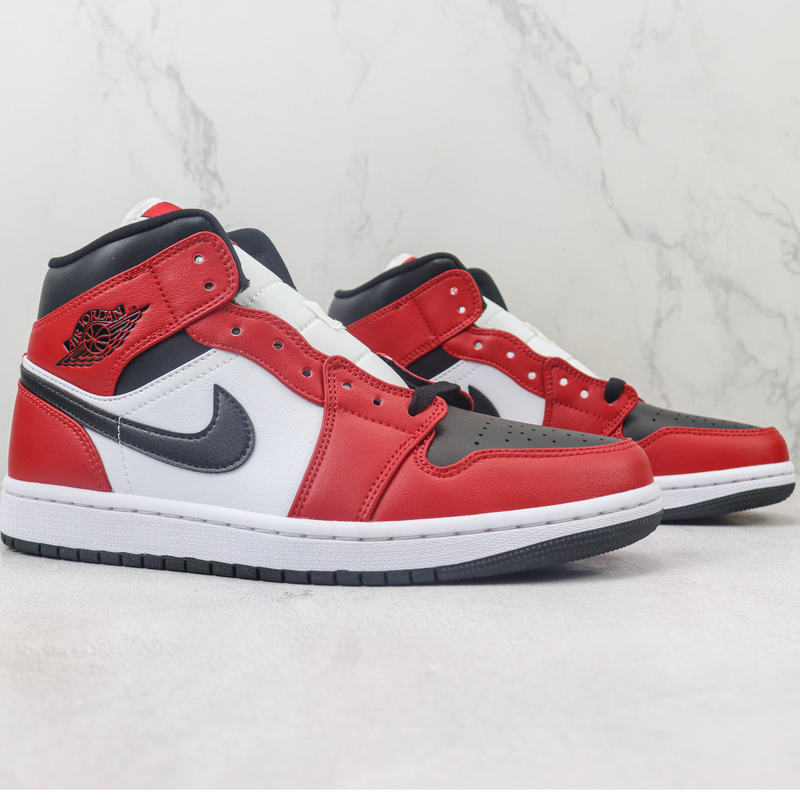 Tênis Nike Air Jordan AJ1 Mid